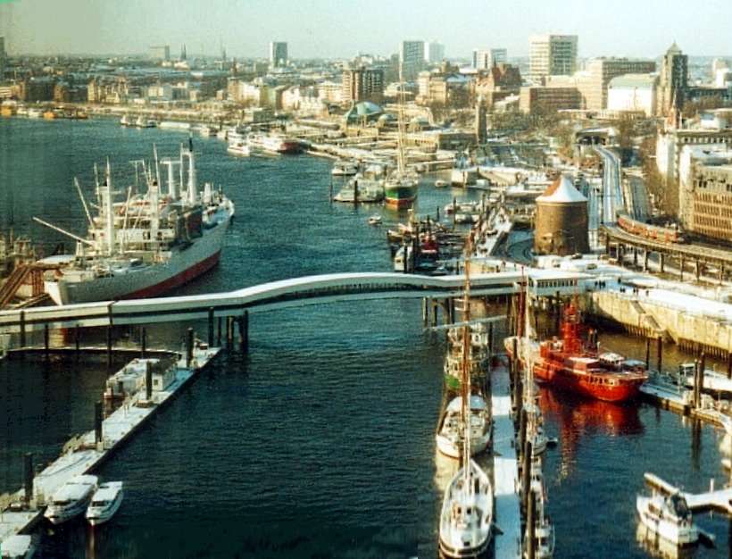 Hamburger Hafen Cap-Sandiego und Feuerschiff